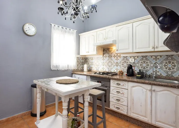 Вилла Home2book Charming Garden House & Bbq