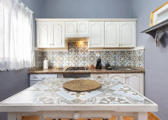 Вилла Home2book Charming Garden House & Bbq *